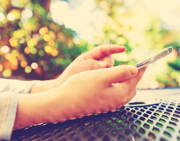 Woman using her smartphone outdoors — Stock Photo, Image