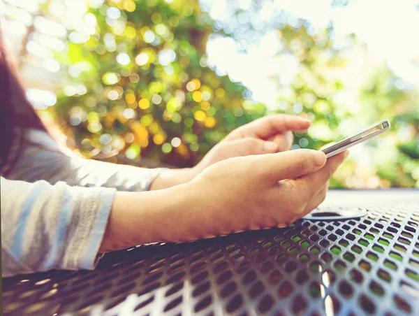 Woman using her smartphone outdoors — Stock Photo, Image