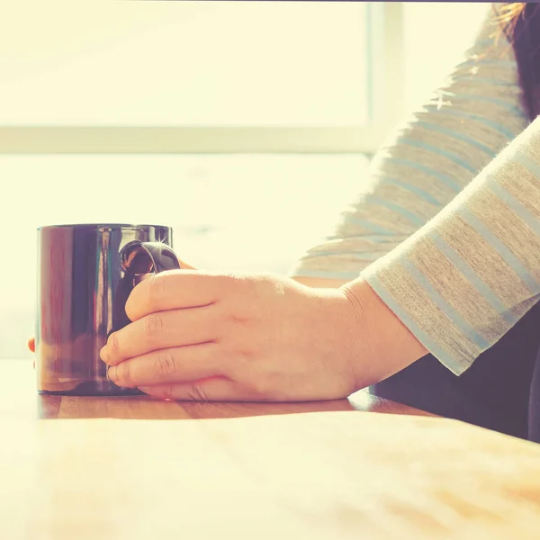 Jonge vrouw met kopje koffie — Stockfoto