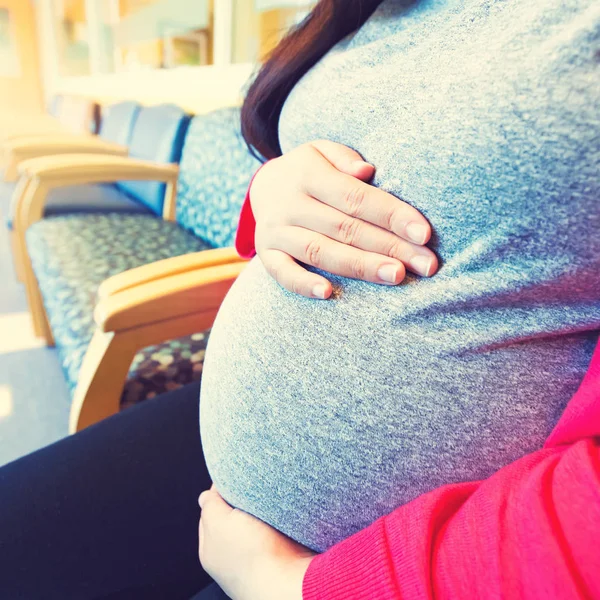 Zwangere vrouw in het ziekenhuis — Stockfoto