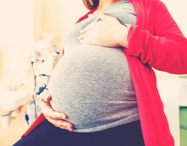 Zwangere vrouw in het ziekenhuis — Stockfoto