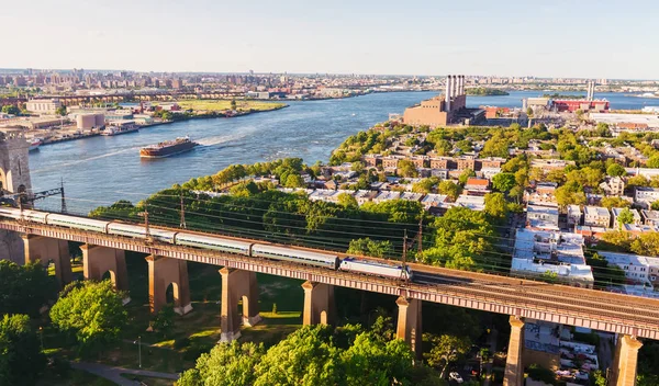 Luchtfoto van de Hell Gate-brug over de East River in New York — Stockfoto