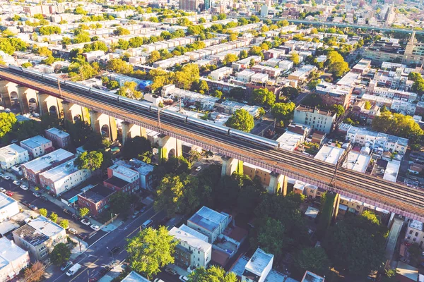 Luchtfoto van een trein de Hell Gate brug in Ny — Stockfoto