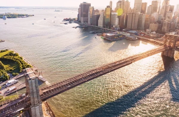 Puente de Brooklyn sobre el East River en Nueva York —  Fotos de Stock