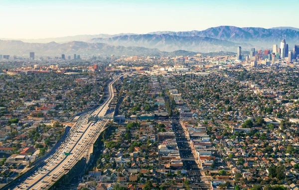 A légi felvétel a Los Angeles-ben egy autópálya kereszteződés — Stock Fotó