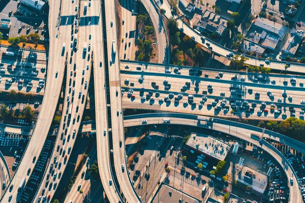 Los Angeles'ta bir otoyolun kavşak havadan görünümü — Stok fotoğraf