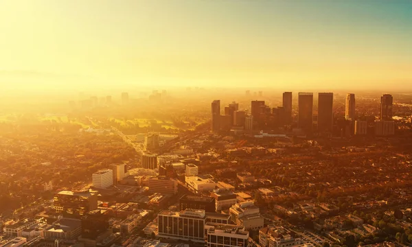 Letecký pohled na budovy na Wilshire Blvd v LA — Stock fotografie