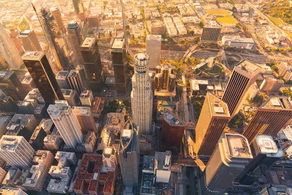 Vista aérea de un centro de Los Ángeles al atardecer — Foto de Stock