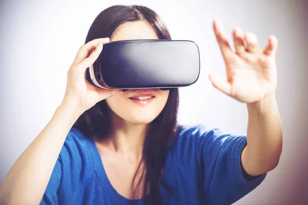 Donna che utilizza un auricolare realtà virtuale — Foto Stock