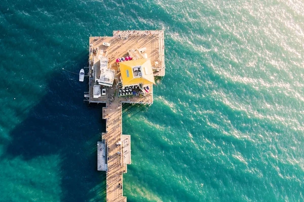 Bir okyanus pier havadan görünümü — Stok fotoğraf