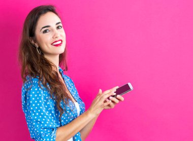 Genç bayan telefonunu kullanıyor.