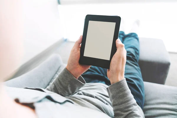 Homem lendo um livro sobre e-reader — Fotografia de Stock