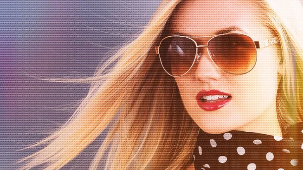 Bella giovane donna bionda con gli occhiali da sole — Foto Stock