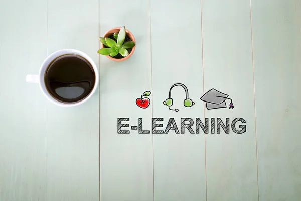 Концепция электронного обучения с чашкой кофе — стоковое фото