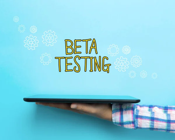 Conceito de teste beta com um tablet — Fotografia de Stock