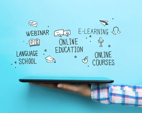 Online onderwijs veel concept met een tablet — Stockfoto