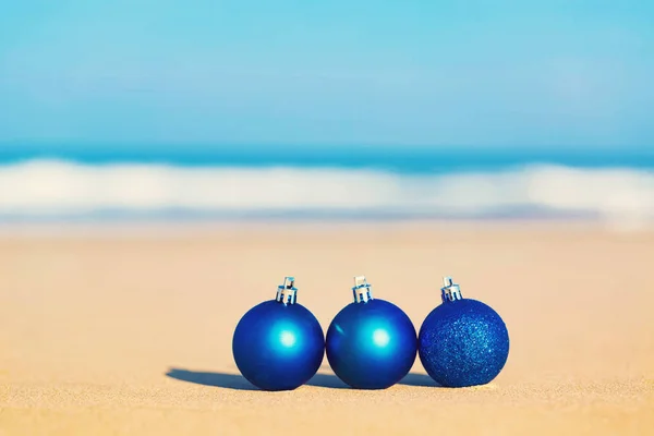Рождественские украшения на тропическом пляже — стоковое фото