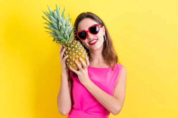 パイナップルを持って幸せな若い女 — ストック写真