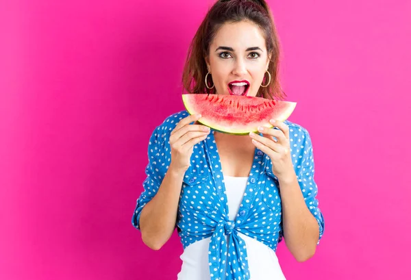 Feliz joven mujer sosteniendo sandía — Foto de Stock