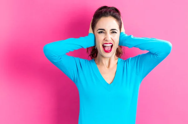 Jonge vrouw haar oren blokkeren — Stockfoto