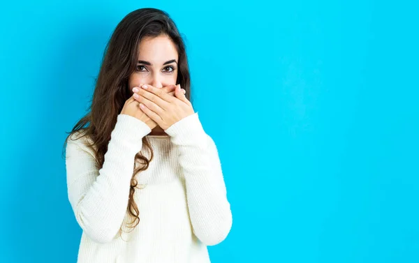 Jonge vrouw bedekken haar mond — Stockfoto