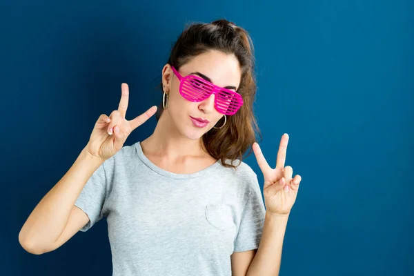 Młoda kobieta ubrana migawki odcienie okulary przeciwsłoneczne — Zdjęcie stockowe
