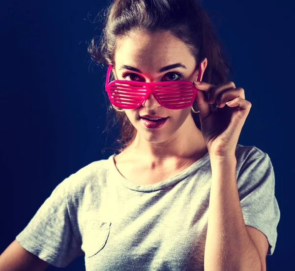 Νεαρή γυναίκα φοράει κλείστρου σκιάζει γυαλιά ηλίου — Φωτογραφία Αρχείου