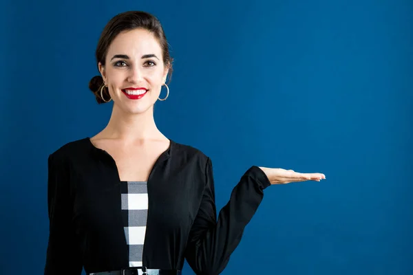 Mujer joven con un gesto de mano que muestra — Foto de Stock