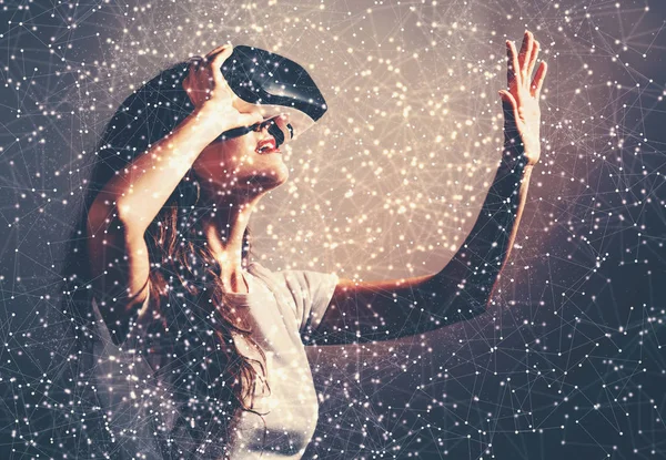 Donna che utilizza un auricolare realtà virtuale — Foto Stock