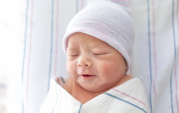 Bayi laki-laki yang baru lahir terbaring di ranjang rumah sakit — Stok Foto