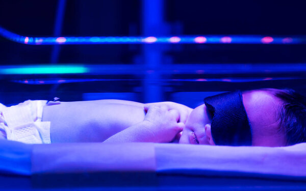 Новорожденный ребенок получает фототерапию от желтухи
