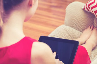 genç kadın onu kanepeye tablet kullanma 