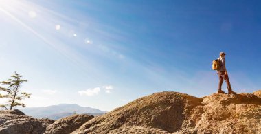 Bir uçurumun kenarında yürüyen adam