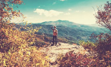 Bir uçurumun kenarında bir adam