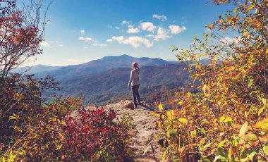 Bir uçurumun kenarında yürüyen adam