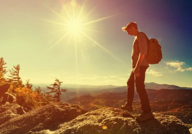 Bir uçurumun kenarında yürüyen adam