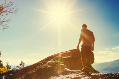 Bir uçurumun kenarında yürüyen adam