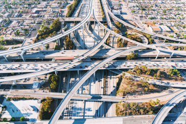 Los Angeles'ta bir otoyolun kavşak havadan görünümü