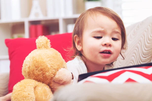 Ευχαρίστως toddler κορίτσι βλέποντας τον υπολογιστή tablet — Φωτογραφία Αρχείου