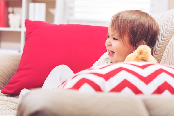 유아 여 자가 그녀의 거실에서 웃 고 — 스톡 사진