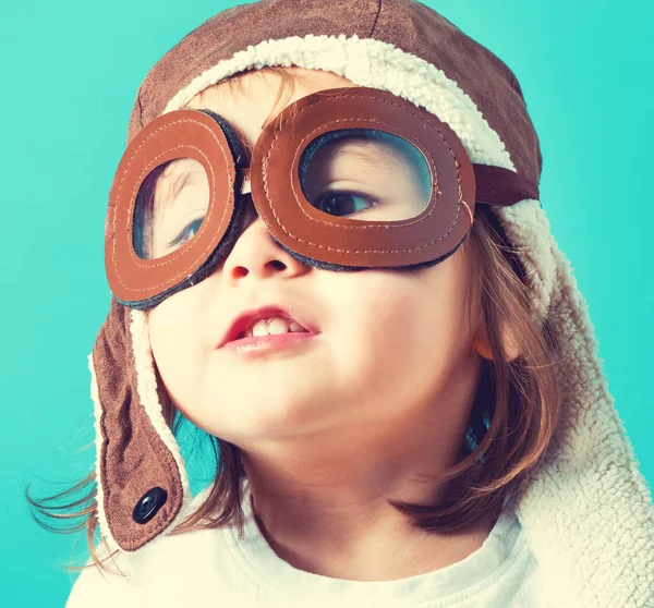 Toddler dziewczynka gra w pilotażowych okulary — Zdjęcie stockowe