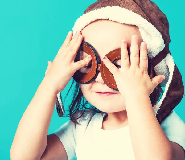 Niña jugando en gafas piloto — Foto de Stock