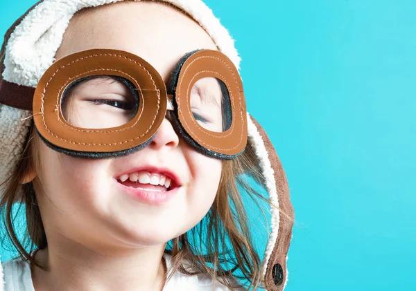 Niña jugando en gafas piloto — Foto de Stock