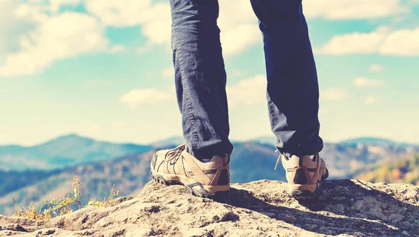 Man at the edge of a cliff — Stock Photo, Image