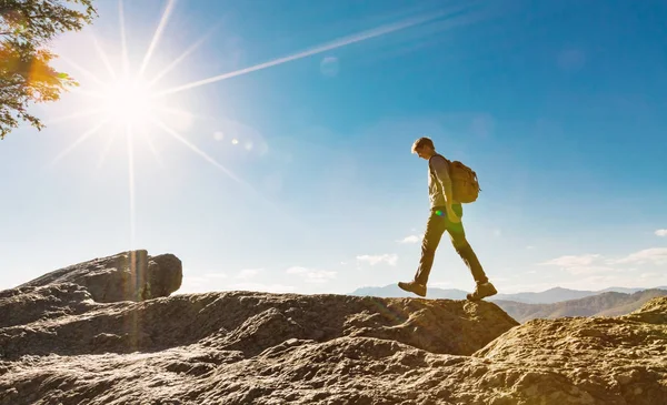 Bir uçurumun kenarında yürüyen adam