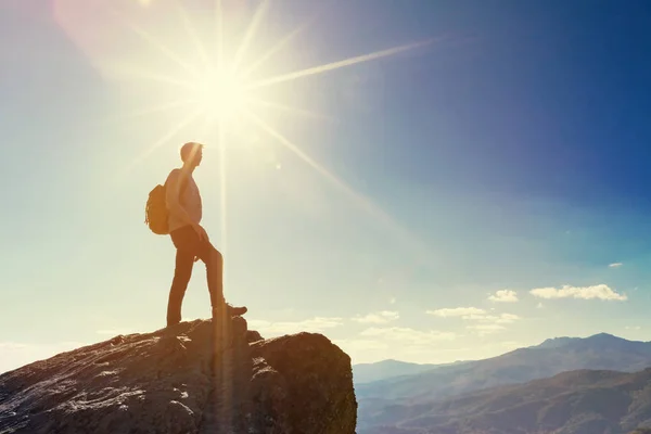 Man walking on the edge of a cliff — Stock Photo, Image