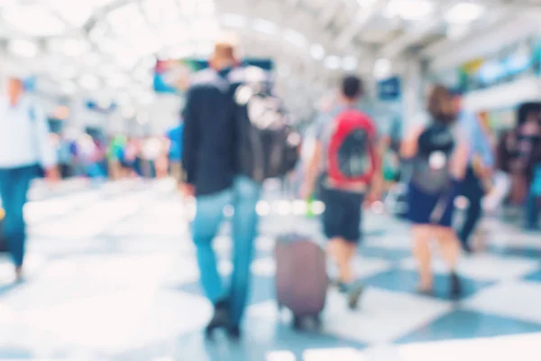 Intérieur flou de l'aéroport avec des personnes — Photo