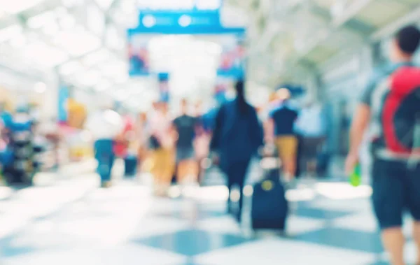 人々 とぼやけ空港インテリア — ストック写真