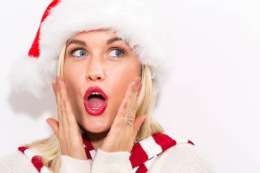 Noel Baba şapkası olan mutlu kadın