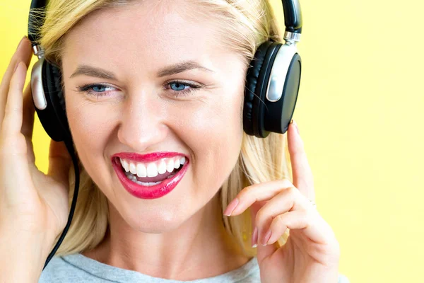 Mujer joven feliz con auriculares — Foto de Stock